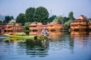 Day 5 — GULMARG → SRINAGAR HOUSEBOAT